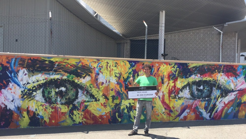 El ganador del concurso 'Está en tu mano' recibe su premio pinta el mural exterior de Atresmedia
