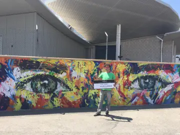 El ganador del concurso 'Está en tu mano' recibe su premio pinta el mural exterior de Atresmedia El ganador del concurso 'Está en tu mano' recibe su premio pinta el mural exterior de Atresmedia