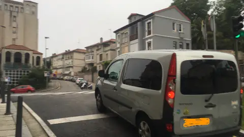 Cruce de peatones peligroso sin semáforo en C/ San Andrés de Santander En las confluencias de la c/ Camilo Alonso Vega y Cuesta de San Andrés de Santander existe un semáforo que regula el cruce de vehículos pero los peatones no tienen semáforo en el paso de cebra pintado sobre la calzada de tal manera que cuando los vehículos que suben por San Andrés tienen su semáforo verde no reparan que pueda haber peatones pasando ya que éstos al no tener semáforo regulador de peatones desconocen si el semáforo de vehículos está en verde o rojo. Además se trata de una cuesta con bastante pendiente y el semáforo dura poco tiempo por lo cual los vehículos suben con cierta velocidad para no quedarse a esperar en la cuesta mientras el semáforo se encuentra en rojo. Además, justo en frente, se encuentra uno de los colegios más grandes de Santander con cerca de mil alumnos con lo que a diario pasan muchos peatones (niños incluidos) por este paso NO regulado para peatones.
