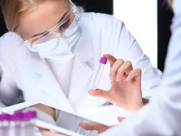 Una mujer en un laboratorio Una mujer en un laboratorio