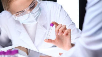 Una mujer en un laboratorio Una mujer en un laboratorio