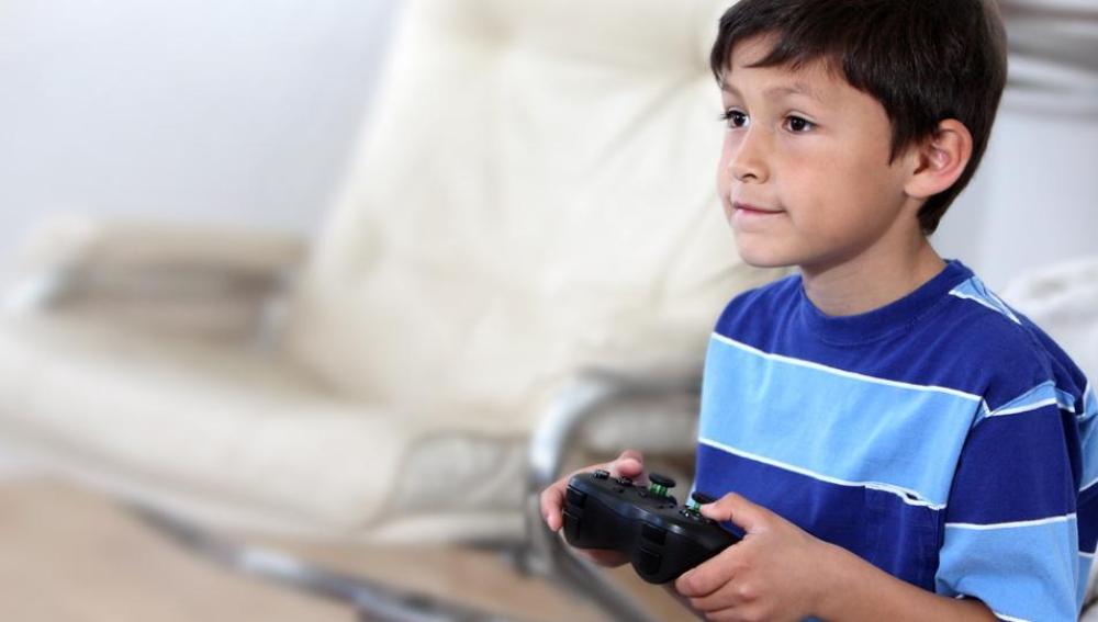Niño jugando a videojuegos