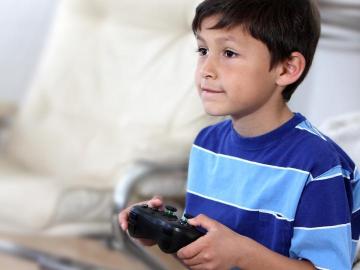 Niño jugando a videojuegos