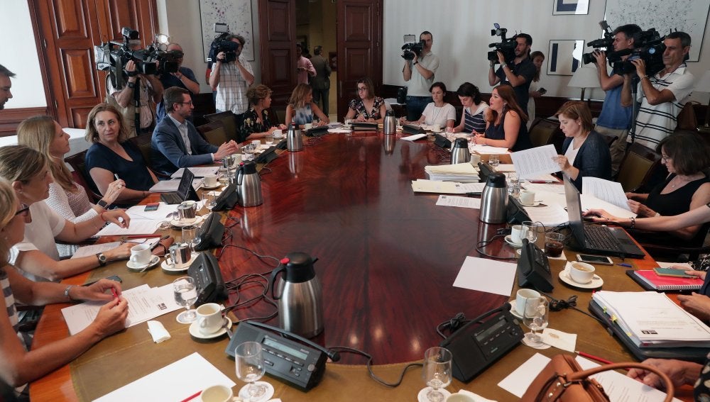 Miembros de diferentes partidos durante la reunión de la subcomisión del Congreso que tiene como finalidad articular un pacto de Estado en materia de violencia de género