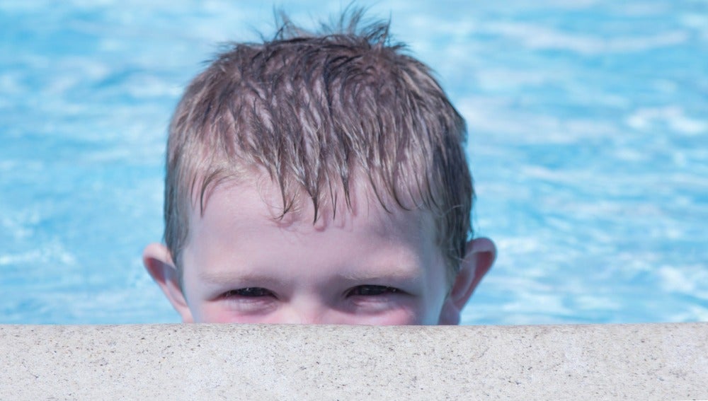 Niño en una piscina