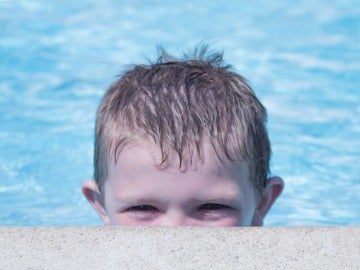 Niño en una piscina