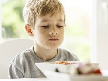 Niño comiendo Niño comiendo