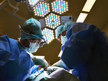 Implantan una prótesis de esternón y costillas diseñada en 3D Implantan una prótesis de esternón y costillas diseñada en 3D