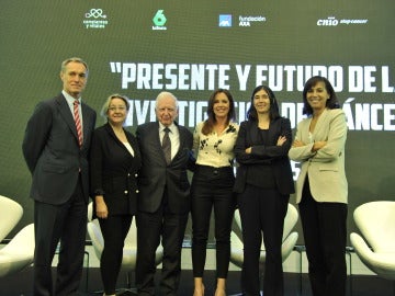 Silvio González, Ángela Nieto, Harald zur Hausen, Mamen Mendizábal, María Blasco y Pilar Garrido de izquierda a derecha