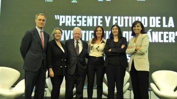 Silvio González, Ángela Nieto, Harald zur Hausen, Mamen Mendizábal, María Blasco y Pilar Garrido de izquierda a derecha