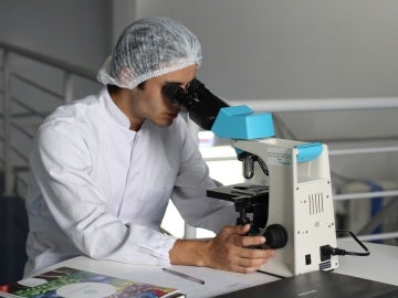 Científico investigando en un laboratorio 