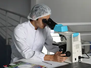 Científico investigando en un laboratorio Científico investigando en un laboratorio