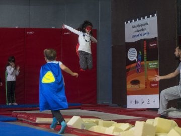 Niños con diabetes participan en un taller de circo para normalizar su enfermedad 