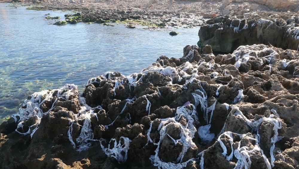Miles de toallitas húmedas invaden la costa de Ibiza 