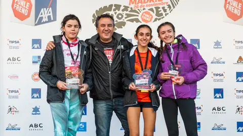 9ª Carrera Ponle Freno Madrid Ganadoras de la categoría Junior femenina: Daniela Cervantes (primera), Paula Mate (segunda) y Alba Green (tercera). Les ha entregado el premio Roberto Brasero.