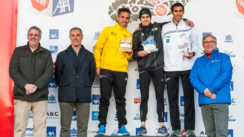 9ª Carrera Ponle Freno Madrid Los ganadores de la categoría masculina de 5 kilómetros, Miguel Gómez (primero), Rubén Tenorio (segundo) y Juan Antonio Jiménez (tercero) recogen el premio de manos de Cristóbal Cremades (izquierda), Silvio González (segundo por la izquierda) y Jean Paul Rignault (derecha).
