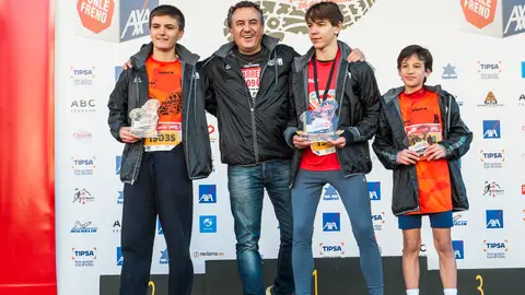 9ª Carrera Ponle Freno Madrid Ganadores de la categoría Junior masculina: Carlos Blay (primero), Álvaro Sánchez (segundo) y Gonzalo Arroyo (tercero) junto con Roberto Brasero