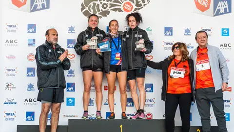 9ª Carrera Ponle Freno Madrid Ganadoras de la categoría femenina de los 10 Kilómetros: Irene de la Torre (primera), María Sánchez (segunda) y María Jara (tercera) han recogido el premio de manos de Javier Bardají (izquierda), Marisa Camacho y Bartolomé Vargas.