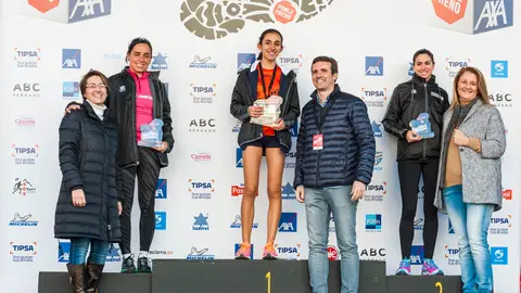 9ª Carrera Ponle Freno Madrid Ganadoras de la categoría femenina de 5 kilómetros: Daniela Cervantes (primera), Amaya Sanfabio (segunda) y Elvira Marín (tercera). Han recogido su premio de manos de Patricia Pérez (izquierda), Pablo Casado y Consolación Pérez Esteban.