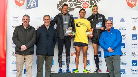 9ª Carrera Ponle Freno Madrid Los ganadores de la prueba de 10 Kilómetros: Alejandro Jiménez (primero), Pablo Villalobos (segundo) y Francisco Jesús González (tercero) han recogido su premio de manos de Cristóbal Cremades (izquierda), Silvio González (segundo por la izquierda) y Jean Paul Rignault (derecha).