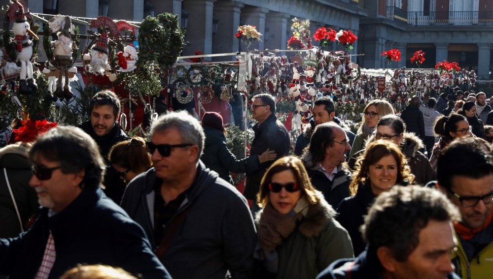 Un gran número de visitantes recorre el mercado de Navidad de la Plaza Mayor de Madrid