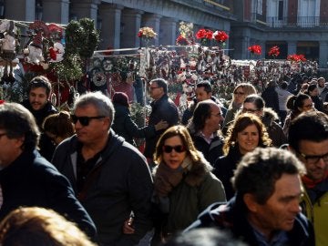 Un gran número de visitantes recorre el mercado de Navidad de la Plaza Mayor de Madrid