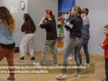Asistimos a una clase de Hip Hop, un estilo de baile con muchos beneficios Asistimos a una clase de Hip Hop, un estilo de baile con muchos beneficios