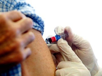 Una enfermera administra la vacuna de la gripe