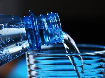 Botella y vaso de plástico