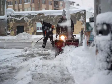Retiran nieve de las calles Retiran nieve de las calles