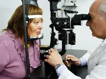 Rosario durante una de sus revisiones tras el implante de retina Rosario durante una de sus revisiones tras el implante de retina