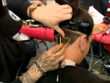 Peluqueros de Granada cortan el pelo a cambio de donativos para conseguir una prótesis para 'Paquillo', un niño con cáncer