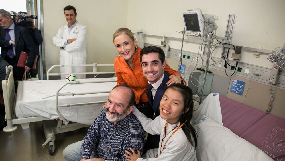 Javier Fernández visita a los niños en el Hospital Gregorio Marañón
