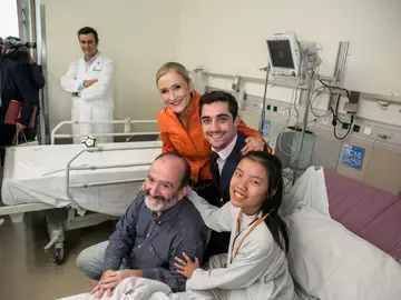 Javier Fernández visita a los niños en el Hospital Gregorio Marañón Javier Fernández visita a los niños en el Hospital Gregorio Marañón