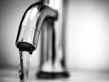 ¿Es más saludable beber agua embotellada o agua del grifo?
