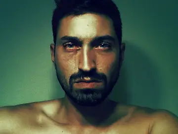 Hombre llorando Hombre llorando