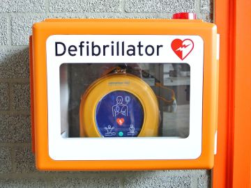 El uso del desfibrilador duplica la supervivencia de las personas que sufren un paro cardíaco 