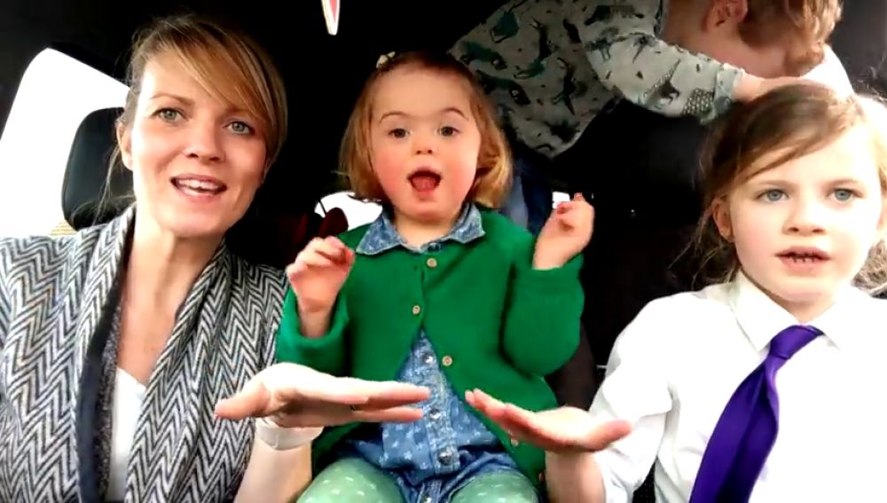 El emotivo karaoke de 50 madres junto a sus hijos con Síndrome de Down: "Hay que cambiar el mundo, no cambiarles a ellos"