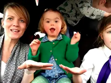 El emotivo karaoke de 50 madres junto a sus hijos con Síndrome de Down: "Hay que cambiar el mundo, no cambiarles a ellos" El emotivo karaoke de 50 madres junto a sus hijos con Síndrome de Down: "Hay que cambiar el mundo, no cambiarles a ellos"