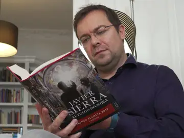 Javier Sierra lee su última novela, 'El fuego invisible' Javier Sierra lee su última novela, 'El fuego invisible'