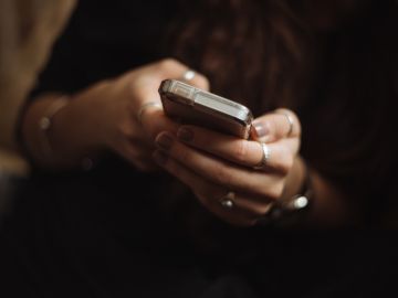 Mujer llamando por teléfono Mujer llamando por teléfono
