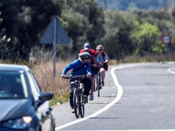 Ciclistas circulando por la carretera