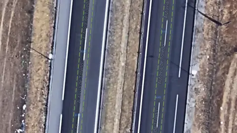 Carril especial para motocicletas en vías con dos o más carriles Se trata de habilitar un carril de 1 metro de anchura entre dos carriles normales. Su uso estaría permitido cuando se produzcan retenciones y la circulación de los vehículos de cuatro o más ruedas sea muy lenta. Los vehículos respetarían el carril, no sobrepasando las líneas verdes, en estas circunstancias y la circulación de las motocicletas estaría limitada a 40 km/hora. Sería mucho más seguro para todos.