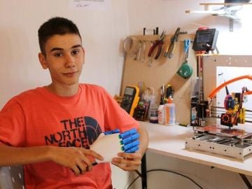 Un estudiante fabrica prótesis con su impresora 3D para donarlas a quienes las necesiten