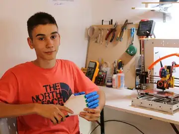 Un estudiante fabrica prótesis con su impresora 3D para donarlas a quienes las necesiten Un estudiante fabrica prótesis con su impresora 3D para donarlas a quienes las necesiten