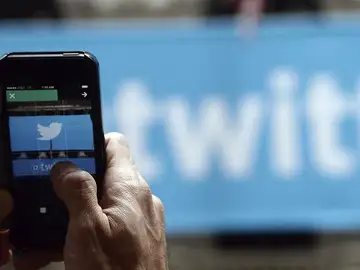 Una persona con Twitter en su móvil Una persona con Twitter en su móvil