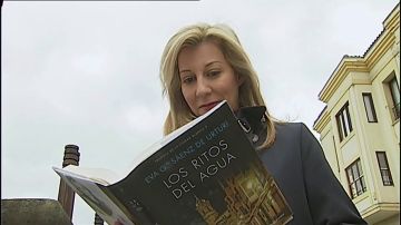 Eva García Sáenz de Urturi lee 'Los ritos del agua' Eva García Sáenz de Urturi lee 'Los ritos del agua'