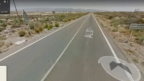 AL-3114 Carretera peligrosa. Viandantes que recorren la vía, sin luz, ni arcén, cuando visitan el centro penitenciario, y el acceso a la zona, de igual modo, peligrosa para ciclistas. La carretera que va desde la urbanización de El Toyo en Almería, hasta el centro penitenciario y Cuevas de Los Medinas. No tiene arcén, ni está iluminada. Los vehículos circulan a gran velocidad, ha habido múltiples accidentes. Añadiendo el peligro de los vehículos que pasan a la planta de reciclaje y vertedero de Almería dejando restos de aceite en la carretera. El año pasado un vehículo perdió el control en una curva y se incendió. Los peatones no se ven al caer la tarde, ni tampoco tienen donde apartarse. 2 km de recorrido en peligro.