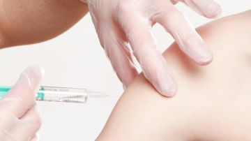 La vacuna del papiloma humano protege a las jovenes del cancer de cervix La vacuna del papiloma humano protege a las jovenes del cancer de cervix