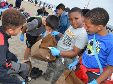 Miles de niños limpian una playa de Los Ángeles para fomentar un 'océano libre de plástico' Miles de niños limpian una playa de Los Ángeles para fomentar un 'océano libre de plástico'